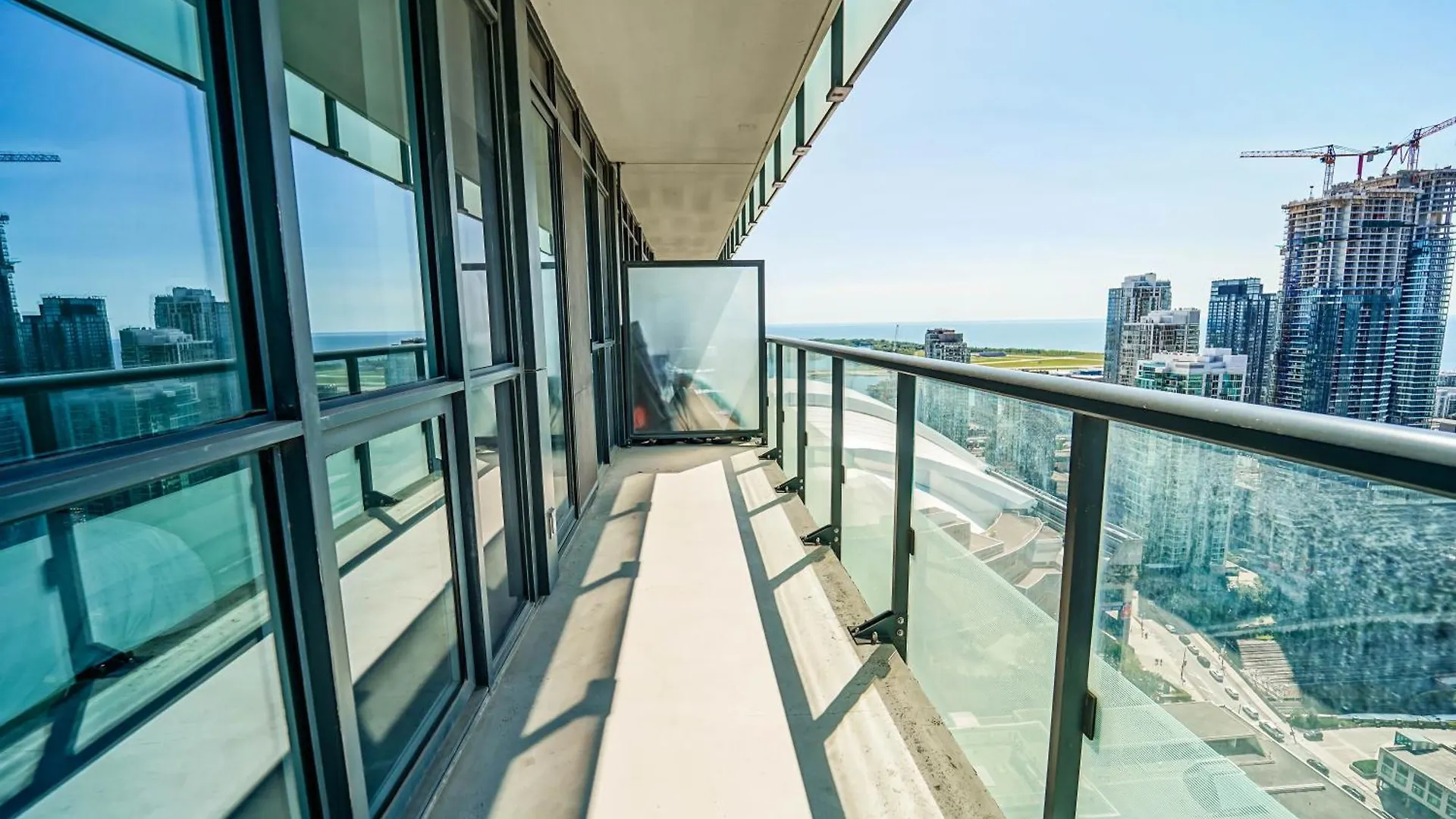 RHD Luxury Condos-Downtown, CN Tower, Metro Toronto Convention Centre, Rogers Centre, Free Parking