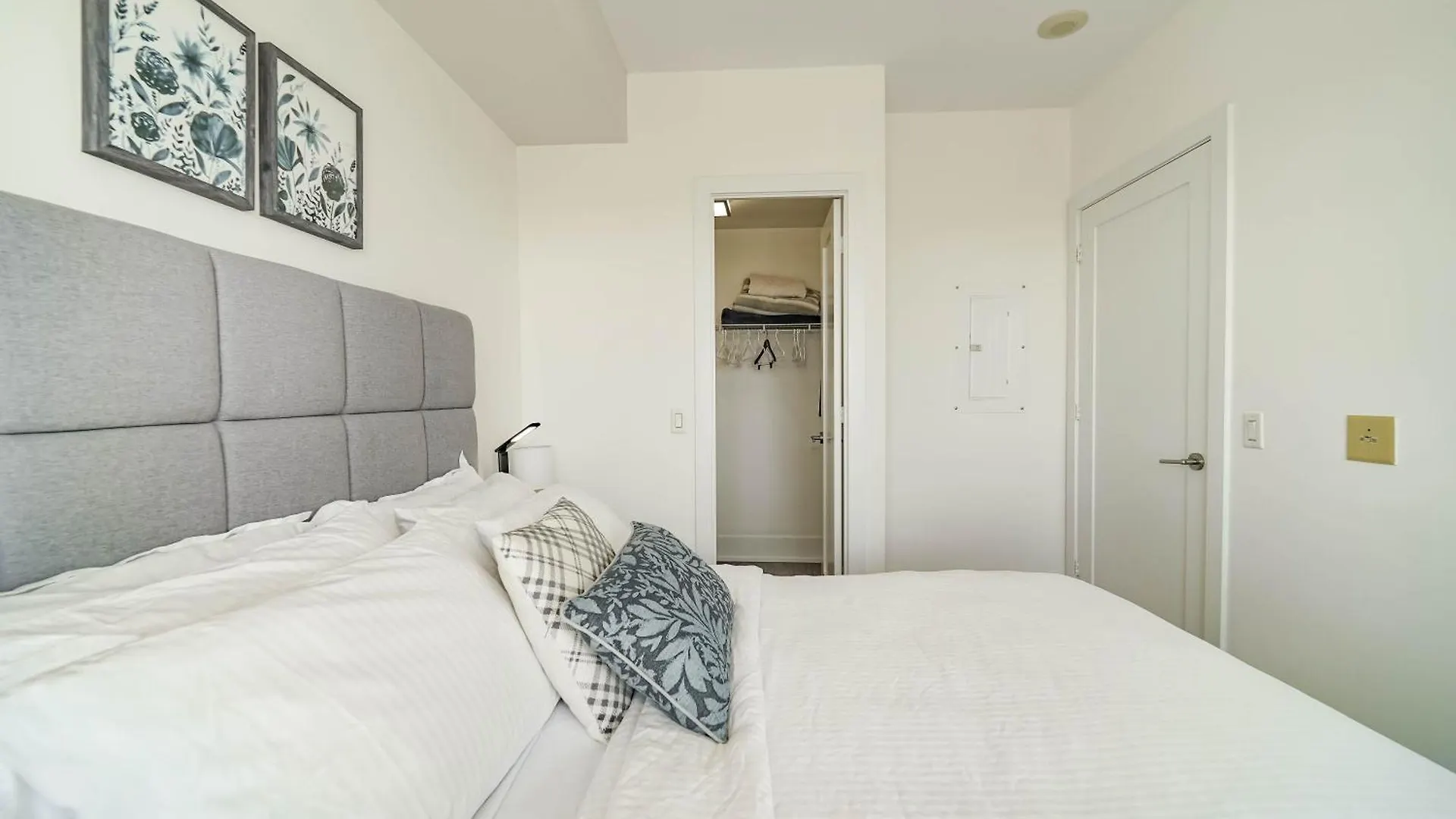 RHD Luxury Condos-Downtown, CN Tower, Metro Toronto Convention Centre, Rogers Centre, Free Parking Canada