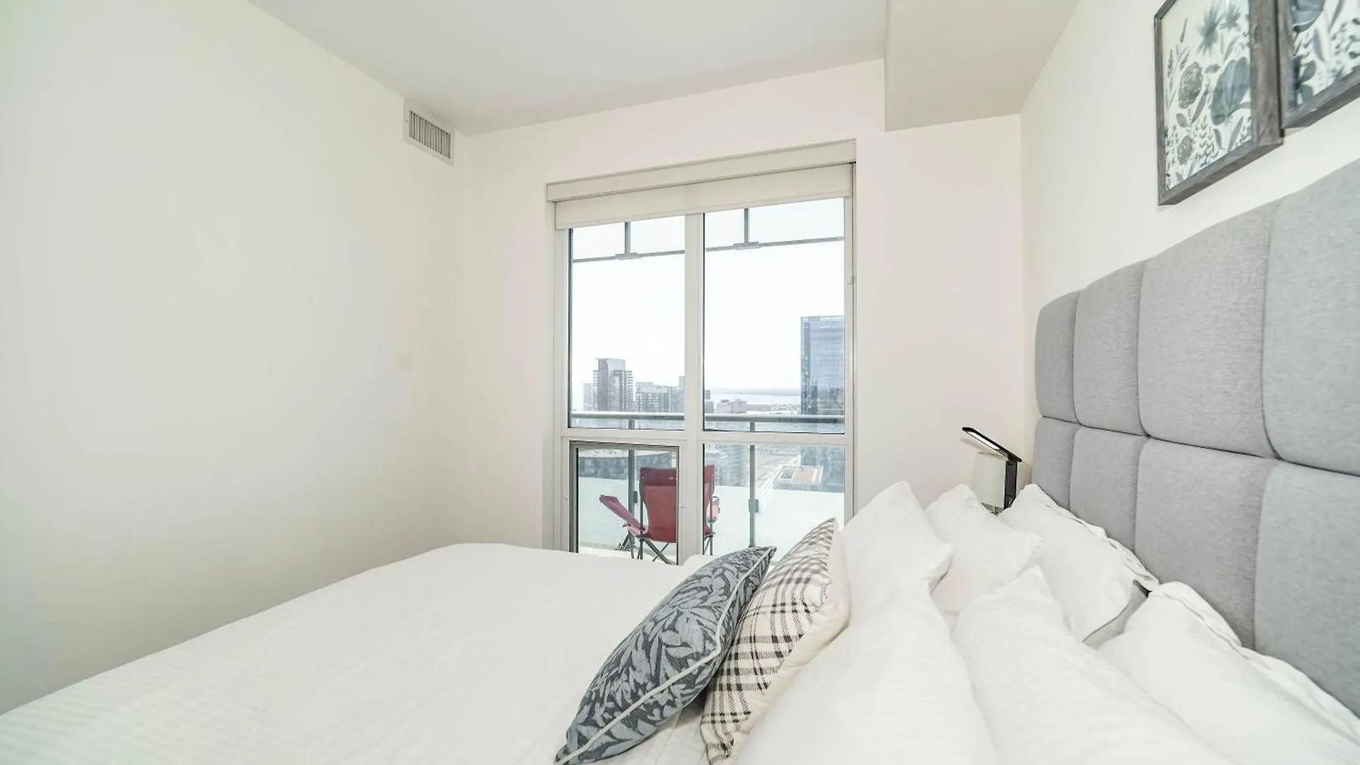 RHD Luxury Condos-Downtown, CN Tower, Metro Toronto Convention Centre, Rogers Centre, Free Parking