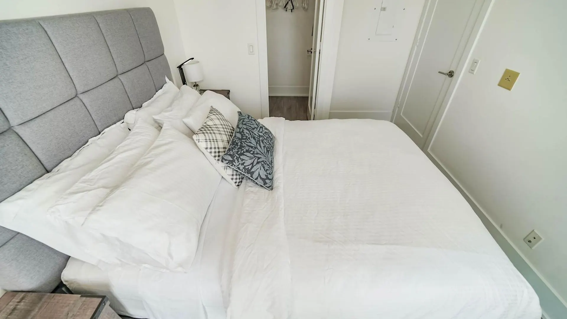 RHD Luxury Condos-Downtown, CN Tower, Metro Toronto Convention Centre, Rogers Centre, Free Parking Apartment