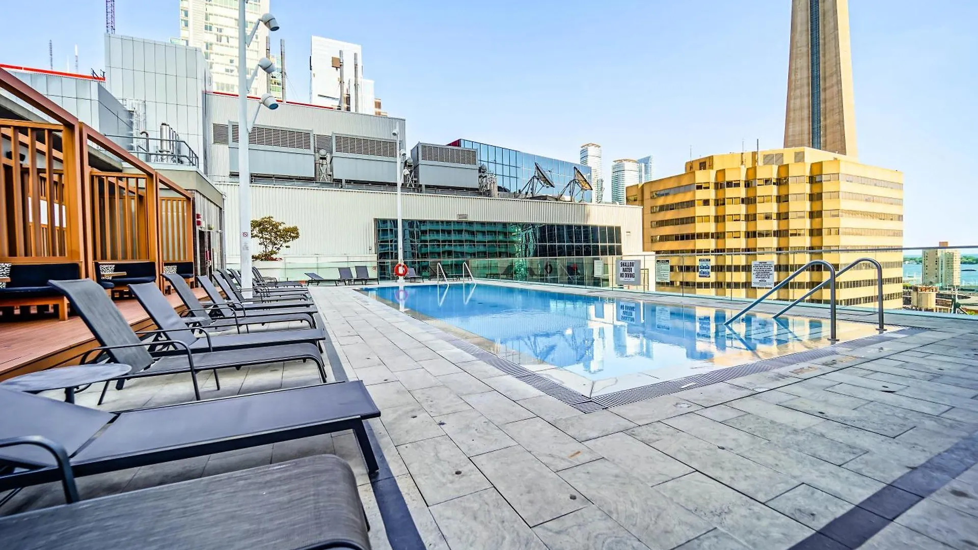 Apartment RHD Luxury Condos-Downtown, CN Tower, Metro Toronto Convention Centre, Rogers Centre, Free Parking