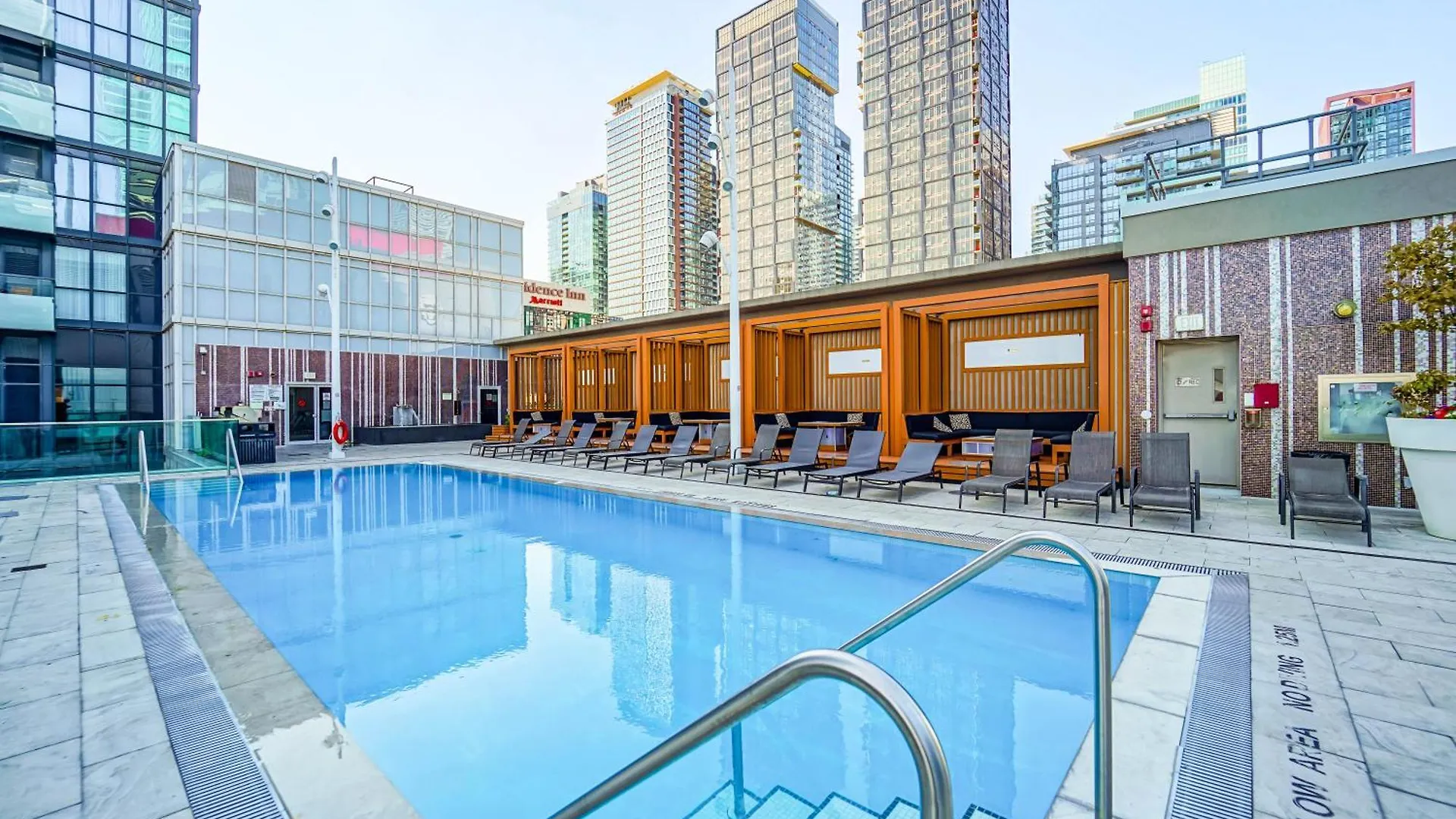RHD Luxury Condos-Downtown, CN Tower, Metro Toronto Convention Centre, Rogers Centre, Free Parking Apartment