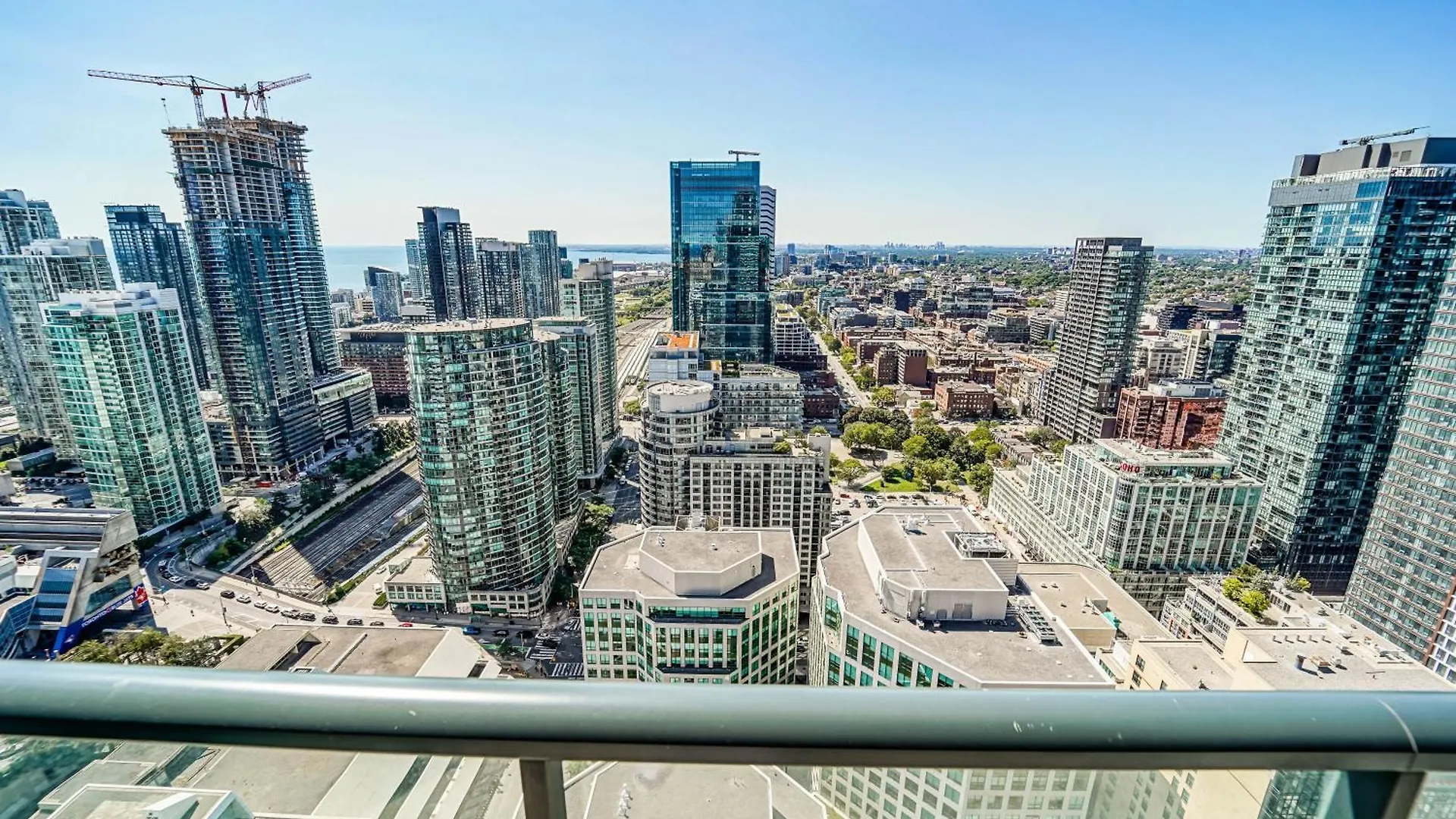 RHD Luxury Condos-Downtown, CN Tower, Metro Toronto Convention Centre, Rogers Centre, Free Parking