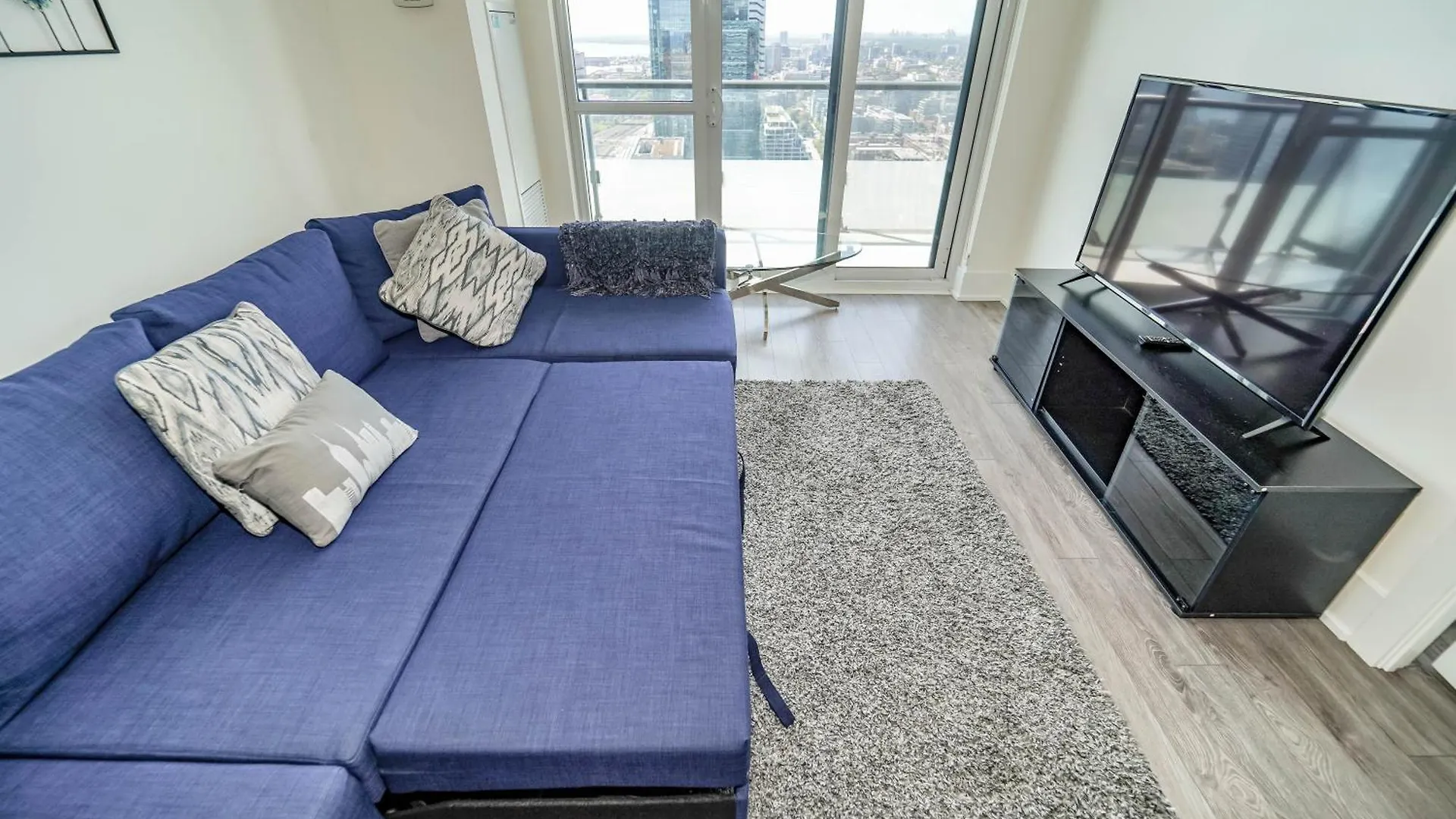 RHD Luxury Condos-Downtown, CN Tower, Metro Toronto Convention Centre, Rogers Centre, Free Parking Apartment
