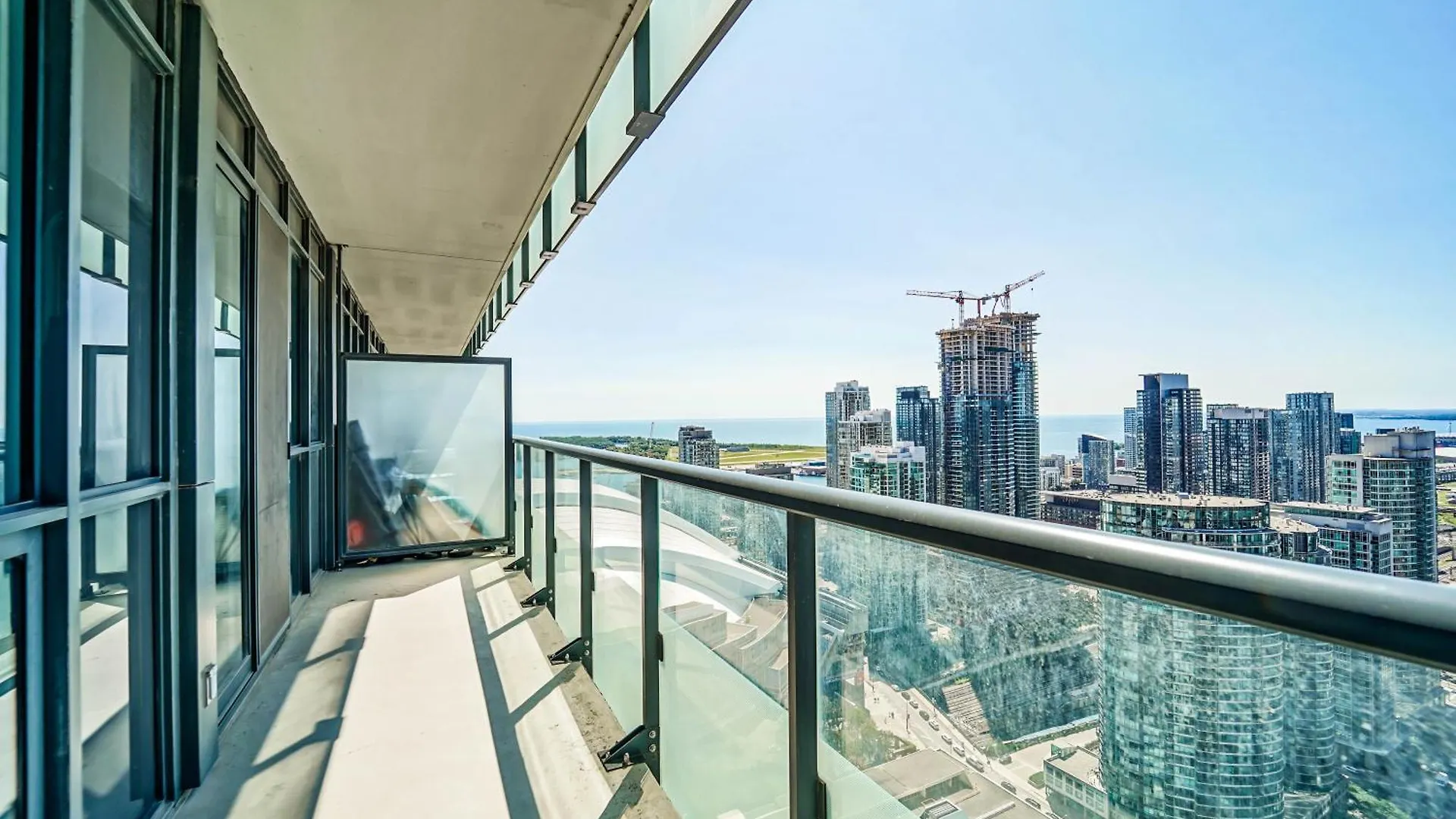 Apartment RHD Luxury Condos-Downtown, CN Tower, Metro Toronto Convention Centre, Rogers Centre, Free Parking Canada