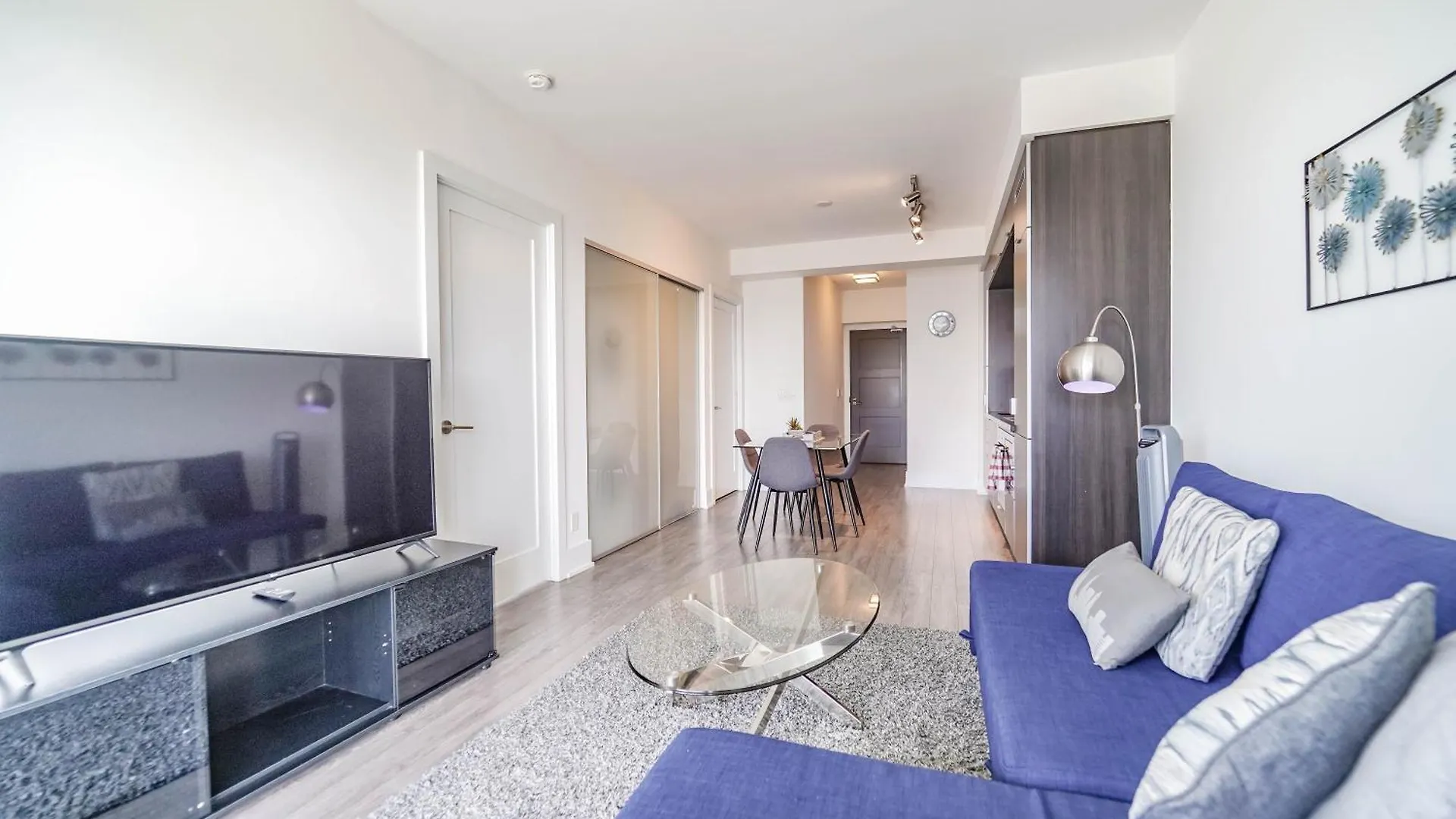 Apartment RHD Luxury Condos-Downtown, CN Tower, Metro Toronto Convention Centre, Rogers Centre, Free Parking
