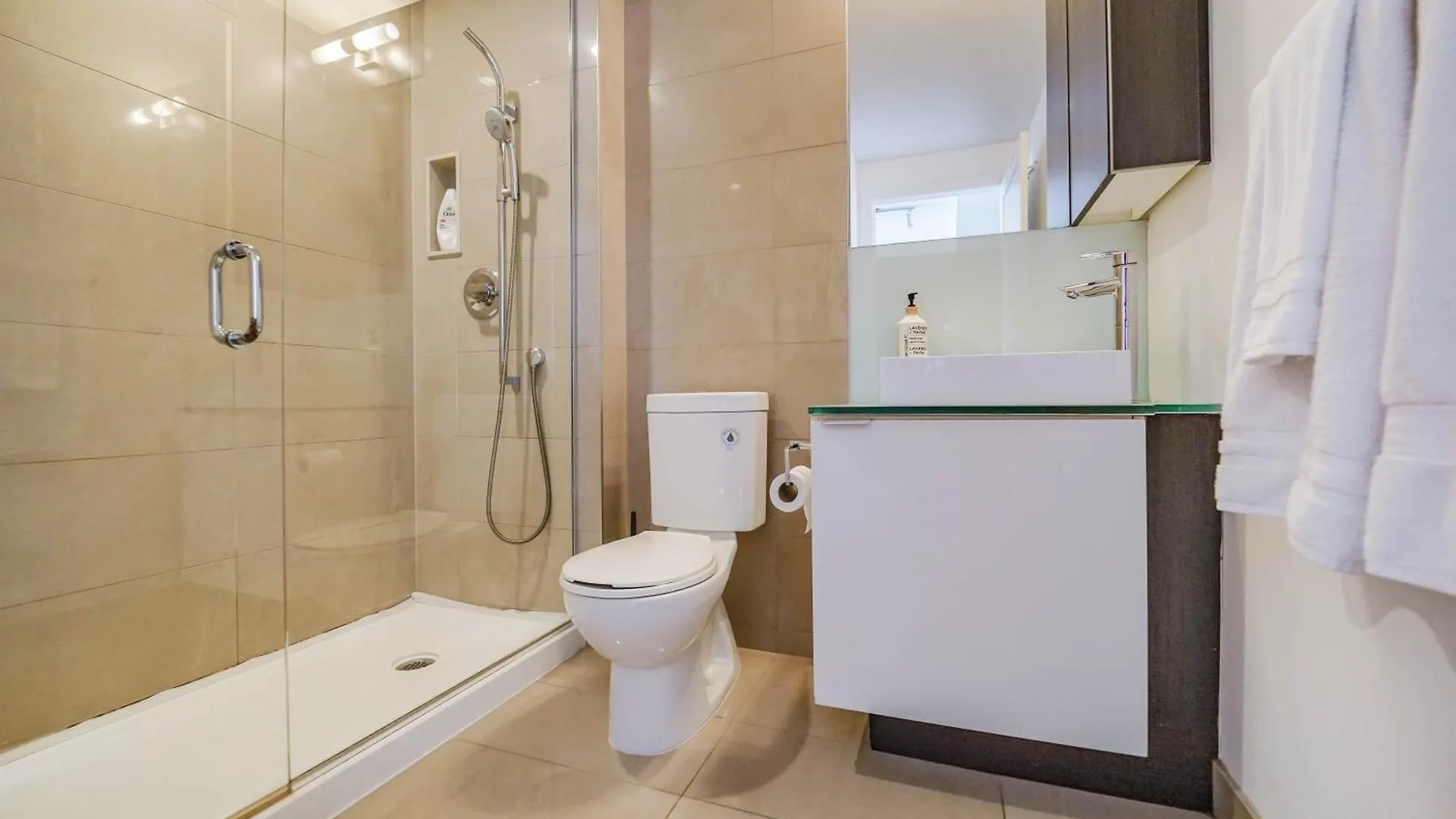 RHD Luxury Condos-Downtown, CN Tower, Metro Toronto Convention Centre, Rogers Centre, Free Parking Apartment