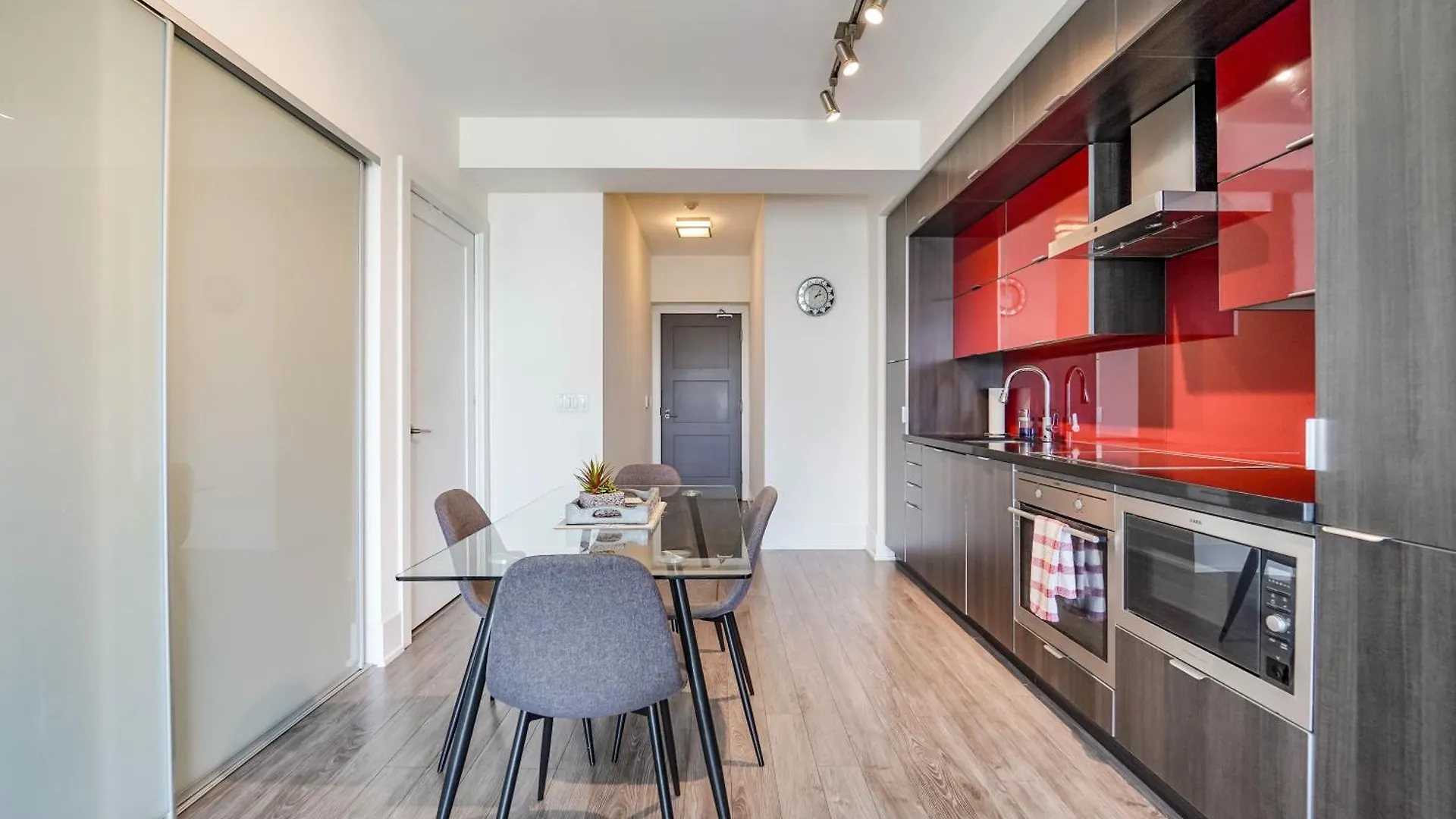 RHD Luxury Condos-Downtown, CN Tower, Metro Toronto Convention Centre, Rogers Centre, Free Parking Canada