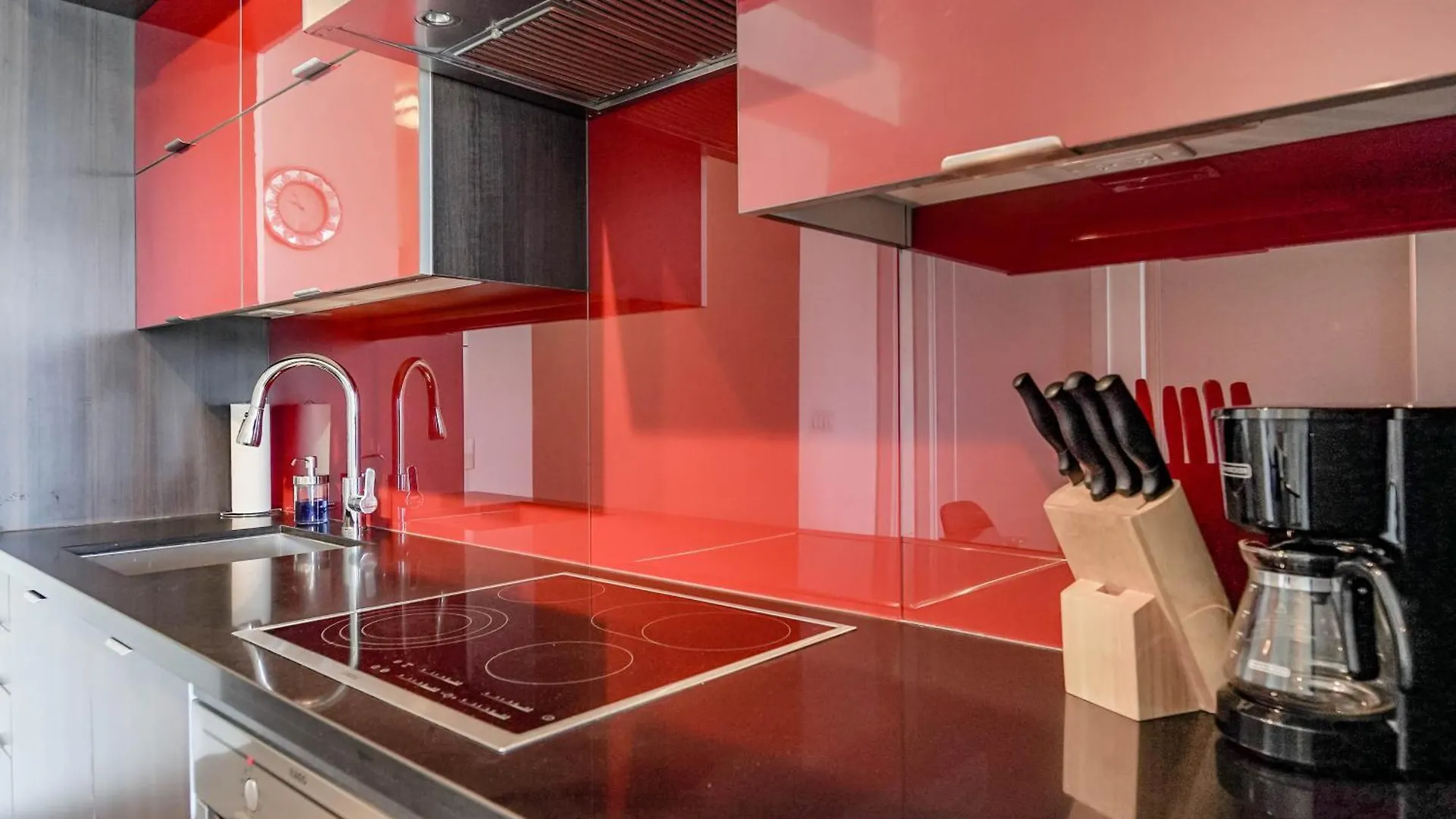 RHD Luxury Condos-Downtown, CN Tower, Metro Toronto Convention Centre, Rogers Centre, Free Parking Apartment